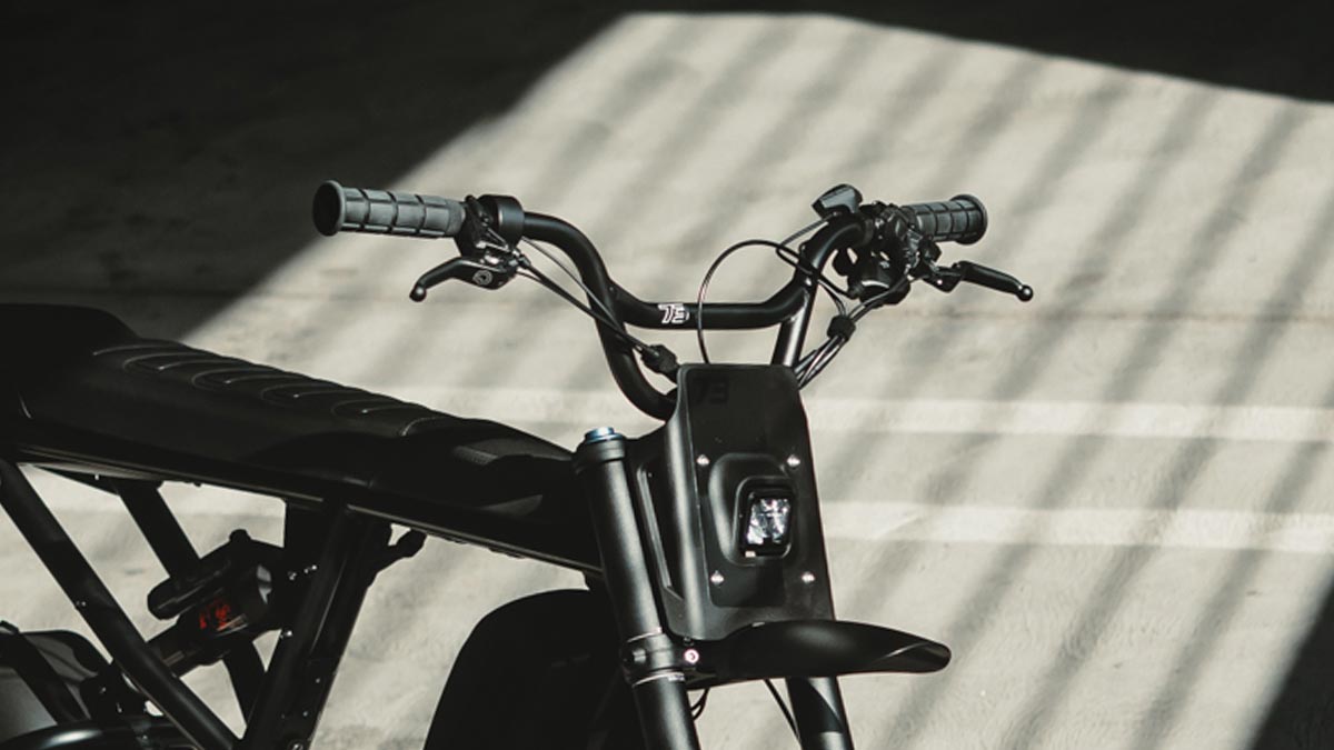 Close-up image of the SUPER73-R Blackout SE Blain handlebars.