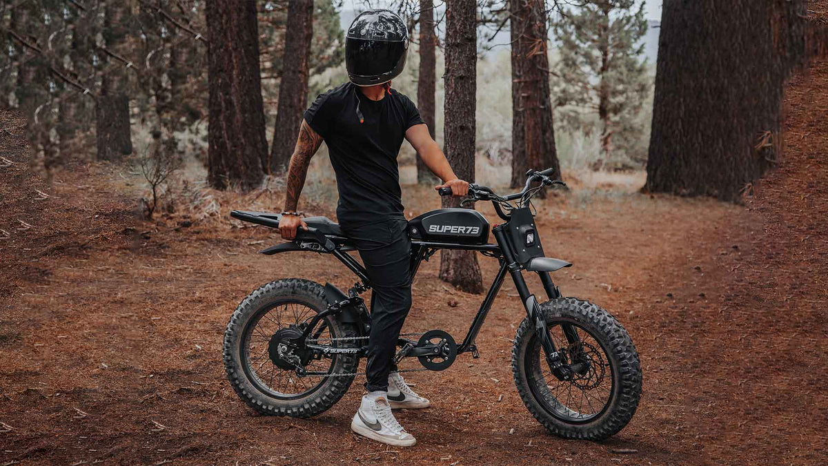 Un homme conduit une Super73-RX dans les bois